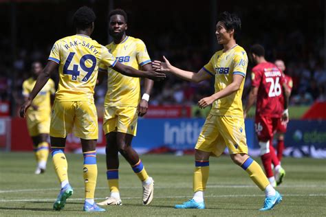 football match Crawley Town vs Crystal Palace