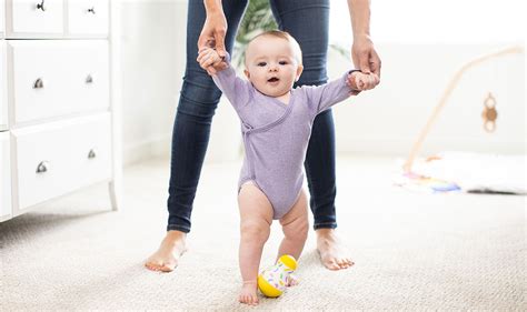 how-long-for-baby-to-start-walking baby first steps walking