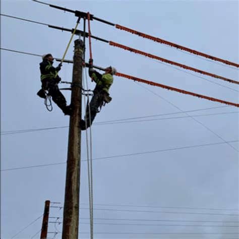 how-long-for-first-energy-to-restore-power-after-outage power line repair crew working