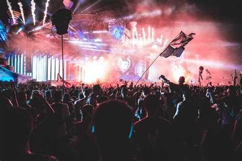 how-long-to-attend-soundside-music-festival music festival crowd live performance