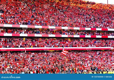 how-long-to-become-fan-favorite-player-benfica Benfica football player celebrating with fans
