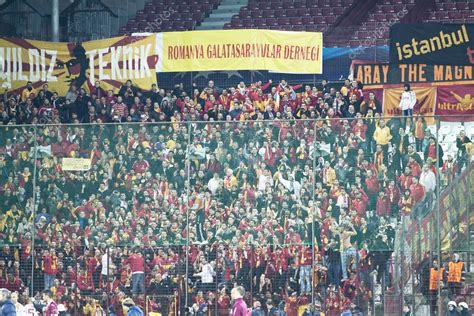 how-long-to-become-fan-favorite-player-galatasaray Galatasaray football player celebrating with fans