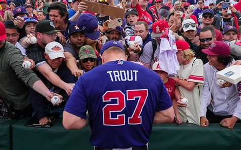 how-long-to-become-fan-favorite-player-like-alex-bregman baseball player engaging with fans