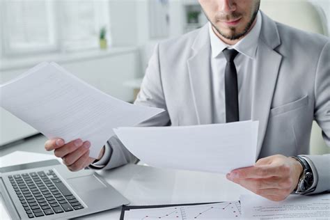 how-long-to-become-good-at-analyzing-contracts person analyzing legal contract