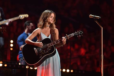 how-long-to-become-good-at-singing-shania-twain-songs person singing country music