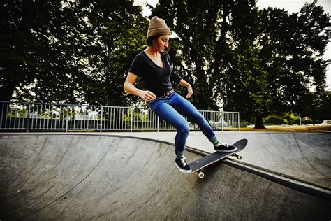 how-long-to-become-good-at-skateboarding-like-travis-pastrana professional skateboarder doing tricks
