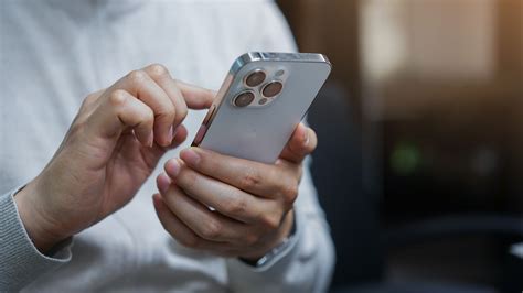 how-long-to-become-proficient-at-using-apple-products person using Apple devices