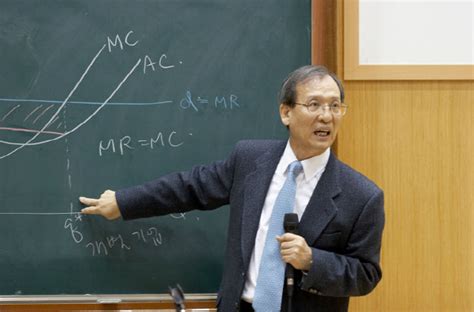 how-long-to-become-proficient-in-economics-like-robert-reich economics professor teaching