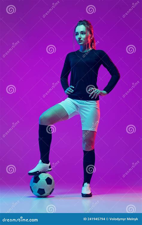 how-long-to-become-skilled-like-alexia-putellas-soccer professional female soccer player training