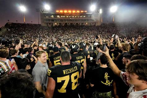 how-long-to-climb-ap-poll-rankings-college-football college football team celebrating victory