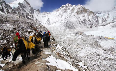 climbing-mount-everest-base-to-summit