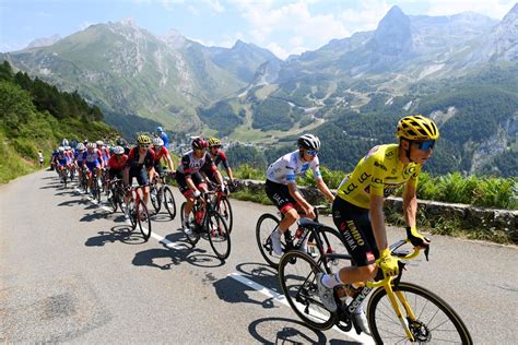 how-long-to-complete-tour-de-france-stage-21 cyclist racing Tour de France