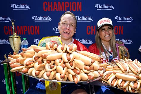how-long-to-eat-hot-dogs-like-joey-chestnut competitive eating hot dog contest
