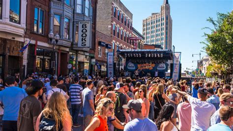 Wicker Park Fest attractions crowd