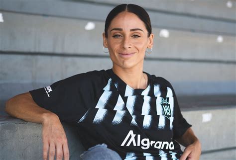 how-long-to-follow-esther-gonzalez-soccer-career Esther González playing soccer