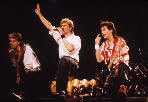 how-long-to-get-familiar-with-duran-duran-music Duran Duran band performing