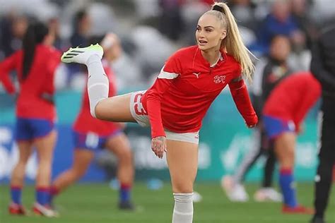 how-long-to-learn-alexia-putellas-football-skills female footballer training skills