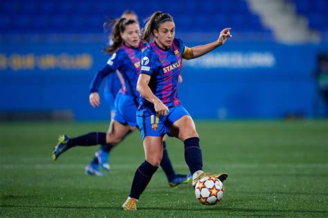 Alexia Putellas playing soccer
