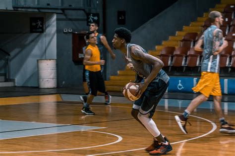 how-long-to-learn-basketball-moves-like-vicky-lopez basketball player practicing moves