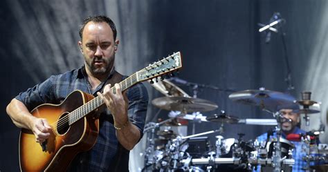 how-long-to-learn-dave-matthews-band-songs guitarist playing Dave Matthews Band song