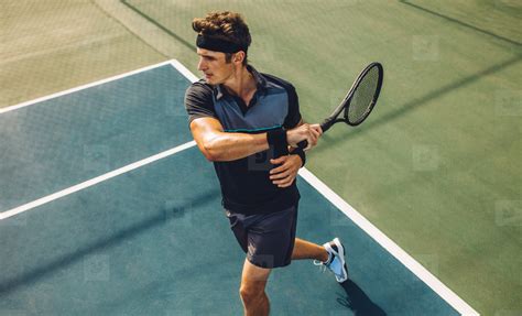 how-long-to-learn-tennis-basics-watching-alex-de-minaur tennis player practicing