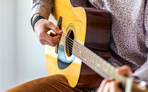 person playing guitar like Anitta