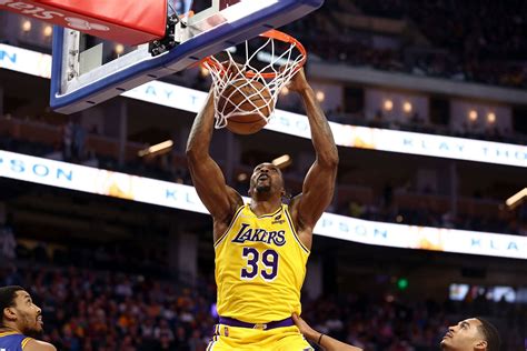 how-long-to-master-basketball-techniques-like-robert-williams-iii basketball player dunking training