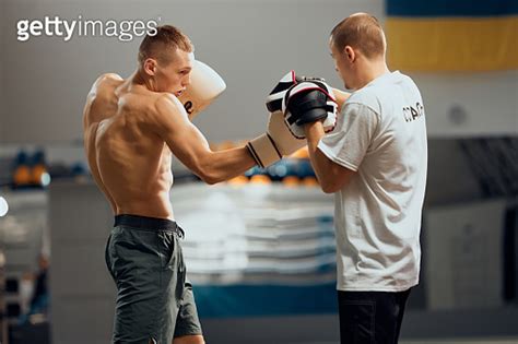 how-long-to-master-boxing-skills-like-bruce-carrington professional boxer training in ring