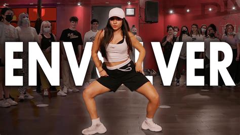 how-long-to-master-dance-move-like-anitta dancer practicing Anitta's move