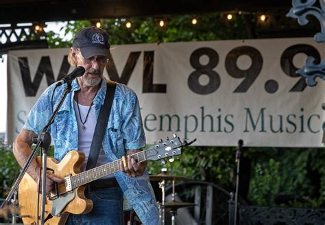 guitarist playing country blues style