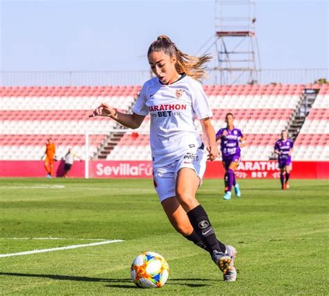 Olga Carmona football player