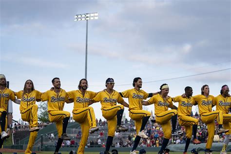 how-long-to-play-baseball-like-savannah-bananas Savannah Bananas baseball player performing