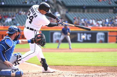 how-long-to-play-baseball-like-shane-victorino baseball player batting and fielding