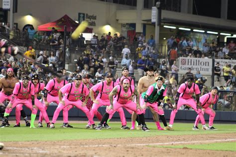 how-long-to-play-like-savannah-bananas-baseball-players Savannah Bananas baseball players performing