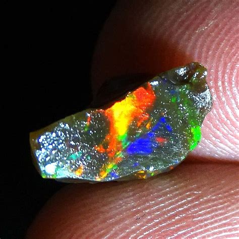 how-long-to-see-opal-beauty-under-different-lights opal gemstone play-of-color