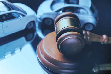 how-long-to-settle-case-auto-accident-attorney auto accident attorney meeting client