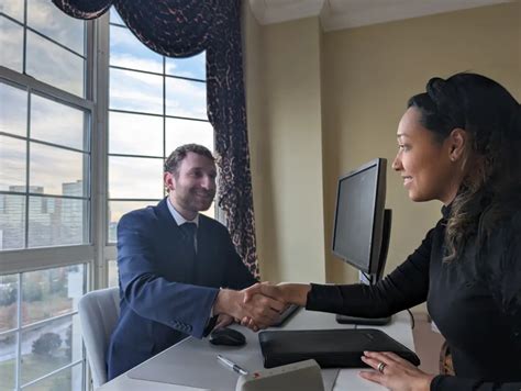 how-long-to-settle-case-with-injury-attorney personal injury attorney meeting client