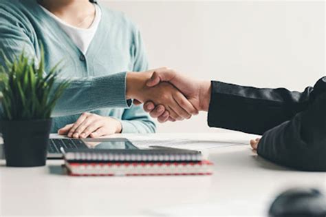 how-long-to-settle-with-accident-lawyer accident lawyer meeting client