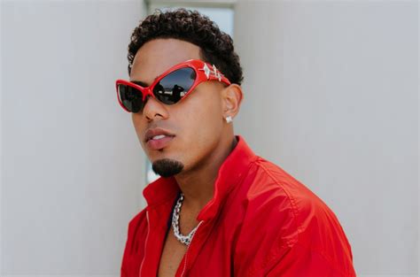 how-long-to-understand-myke-towers-lyrics person listening to Myke Towers music