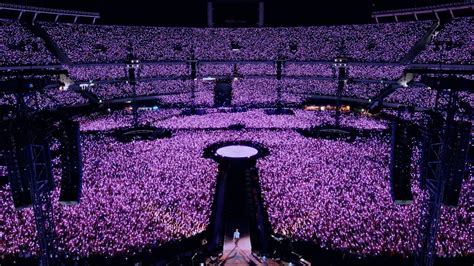 Coldplay concert Kiss Cam moments